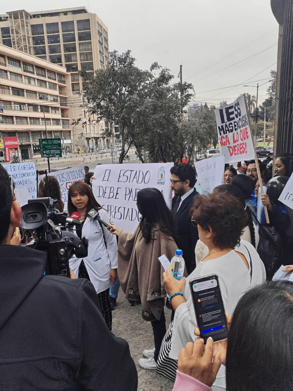 Defensa de prestadores de salud externos del IESS